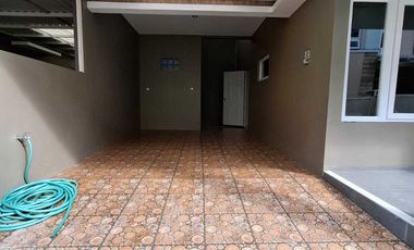 DIJUAL RUMAH 2 LANTAI SIAP HUNI