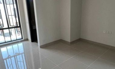 Disewakan Rumah Baru Dian Istana White House Wiyung Luas 105m