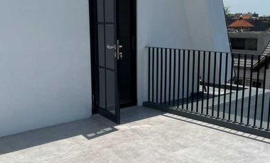 Disewakan Rumah Baru Dian Istana White House Wiyung Luas 105m