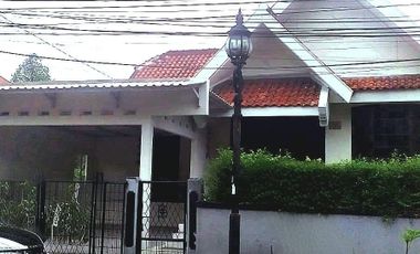 Sewa Rumah Cantik Terawat dan Asri di jalan utama Bukit Cimanggu City