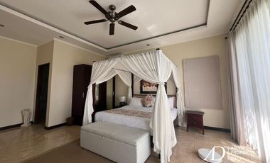 FREEHOLD 3-LEVEL VILLA WITH STUNNING OCEAN VIEWS