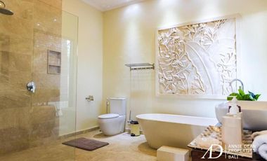 FREEHOLD 3-LEVEL VILLA WITH STUNNING OCEAN VIEWS