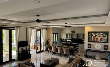 FREEHOLD 3-LEVEL VILLA WITH STUNNING OCEAN VIEWS