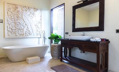 FREEHOLD 3-LEVEL VILLA WITH STUNNING OCEAN VIEWS