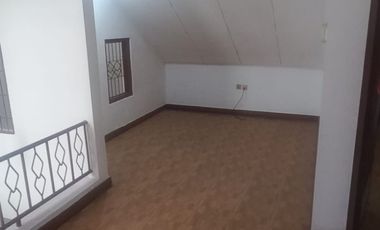 DISEWAKAN RUMAH RAPIH SIAP HUNI KOSONGAN DI KOSAMBI BARU BARU RENOV