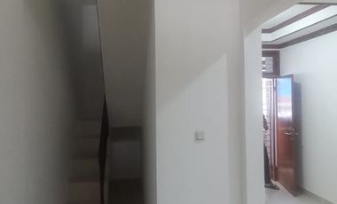 DISEWAKAN RUMAH RAPIH SIAP HUNI KOSONGAN DI KOSAMBI BARU BARU RENOV