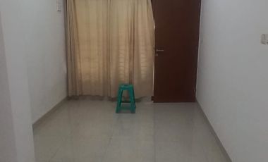 DISEWAKAN RUMAH RAPIH SIAP HUNI KOSONGAN DI KOSAMBI BARU BARU RENOV
