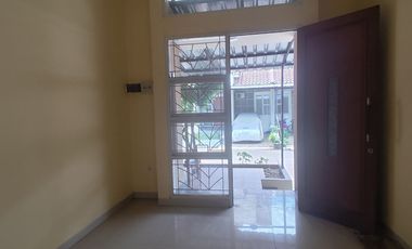 Rumah 1 Lt Strategis Selangkah ke Pintu Tol Pamulang Siap KPR J-32748