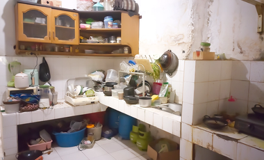 Dijual rumah tua (hitung tanah saja) di Villa Melati Mas