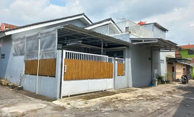 Rumah luas nyaman dekat gedung Setyowati Gentan Solo