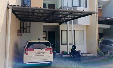 Disewakan Rumah Townhouse kawasan Elit Setramurni