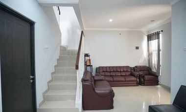 Rumah Cantik 2 Lt Siap KPR 11 Mnt ke Paradise Walk Serpong J-19066