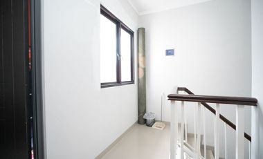 Rumah Cantik 2 Lt Siap KPR 11 Mnt ke Paradise Walk Serpong J-19066