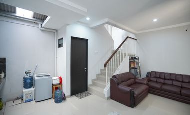 Rumah Cantik 2 Lt Siap KPR 11 Mnt ke Paradise Walk Serpong J-19066