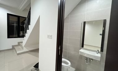 DISEWA RUMAH KAWASAN MILENIAL PIK 2 UK 4.5x15 UNIT KOSONGAN SIAP HUNI