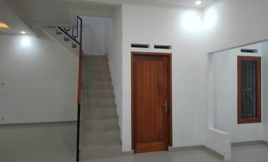 DI JUAL RUMAH DUA LANTAI SIAP HUNI DI CISARANTEN DEKET AL   GIFARI
