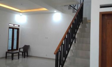 DI JUAL RUMAH DUA LANTAI SIAP HUNI DI CISARANTEN DEKET AL   GIFARI