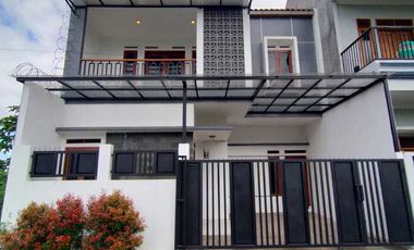 DI JUAL RUMAH DUA LANTAI SIAP HUNI DI CISARANTEN DEKET AL   GIFARI