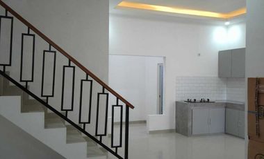 DI JUAL RUMAH DUA LANTAI SIAP HUNI DI CISARANTEN DEKET AL   GIFARI