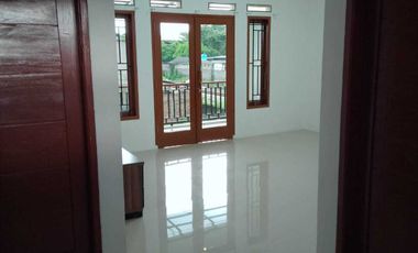 DI JUAL RUMAH DUA LANTAI SIAP HUNI DI CISARANTEN DEKET AL   GIFARI