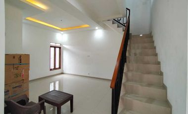 DI JUAL RUMAH DUA LANTAI SIAP HUNI DI CISARANTEN DEKET AL   GIFARI