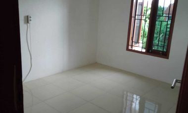 DI JUAL RUMAH DUA LANTAI SIAP HUNI DI CISARANTEN DEKET AL   GIFARI