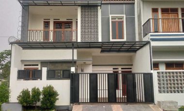 DI JUAL RUMAH DUA LANTAI SIAP HUNI DI CISARANTEN DEKET AL   GIFARI