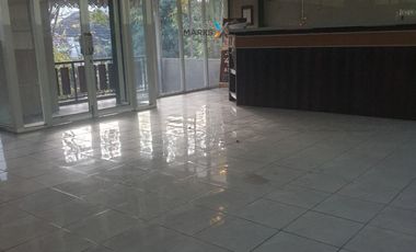 Ruang usaha strategis bekas cucian dan salon mobil di Raya sawojajar