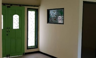 Disewakan Hunian Nyaman Rumah 2 Lantai di Jombang Permai