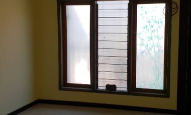 Disewakan Hunian Nyaman Rumah 2 Lantai di Jombang Permai