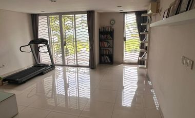 Disewakan Rumah Besar 3 lantai dekat Bandara tangerang , Duta Garde