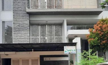 Disewakan Rumah Besar 3 lantai dekat Bandara tangerang , Duta Garde