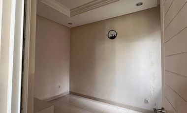 Disewakan Rumah Besar 3 lantai dekat Bandara tangerang , Duta Garde