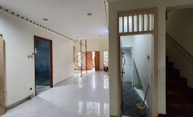 Rumah Klasik Akses Jalan 2 Mobil di Tebet Utara