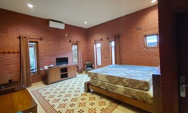 Villa Tepi Sawah Klasik Tanah Luas Dengan Pendopo Luas