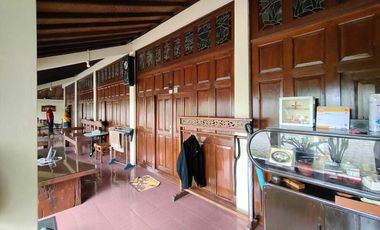 Villa Tepi Sawah Klasik Tanah Luas Dengan Pendopo Luas