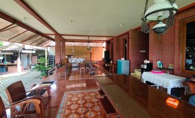 Villa Tepi Sawah Klasik Tanah Luas Dengan Pendopo Luas