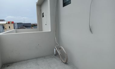 1 Unit Lagi Rumah Baru 3 Lantai Di Jelambar Jakbar