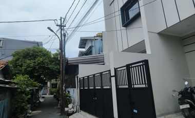 1 Unit Lagi Rumah Baru 3 Lantai Di Jelambar Jakbar