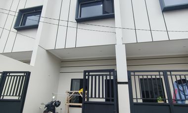1 Unit Lagi Rumah Baru 3 Lantai Di Jelambar Jakbar
