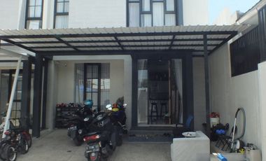Rumah 2 Lt Semi Furnished di De Villa Jangli, Jl.  Jangli Tlawah
