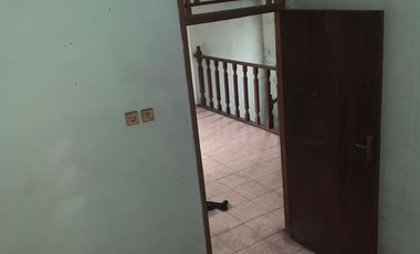 Dijual Cepat Rumah 2 Lantai Lokasi Strategis di Narogong Bekasi