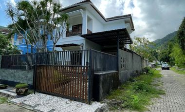 Rumah lantai 2 di Sentral Senggigi tourist area