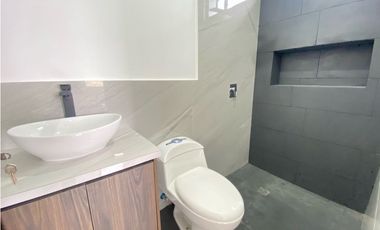 Casa Nueva en Venta Sur de Manta, Acabados de Primera y Amplio Patio