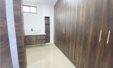 Casa Nueva en Venta Sur de Manta, Acabados de Primera y Amplio Patio