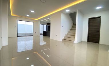 Casa Nueva en Venta Sur de Manta, Acabados de Primera y Amplio Patio