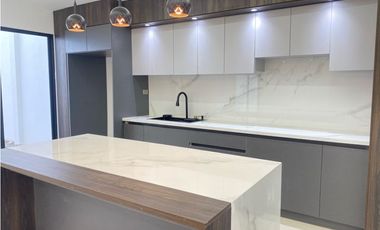 Casa Nueva en Venta Sur de Manta, Acabados de Primera y Amplio Patio