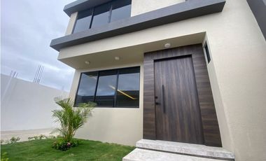 Casa Nueva en Venta Sur de Manta, Acabados de Primera y Amplio Patio