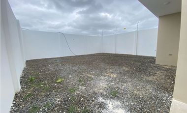 Casa Nueva en Venta Sur de Manta, Acabados de Primera y Amplio Patio