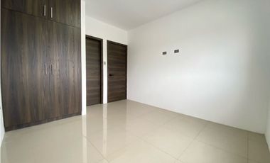 Casa Nueva en Venta Sur de Manta, Acabados de Primera y Amplio Patio